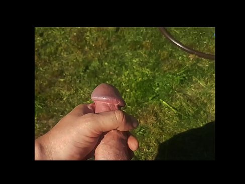 ❤️ Horúca kočka si nechá jebnúť ružovú kundičku a vystrieka sa so squirtom v letnej záhrade ☑ Porno na nás ️❤